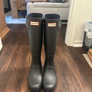 Hunter rain boots in the dark blue color